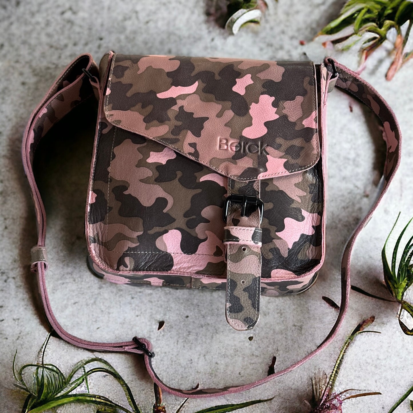 LISA MESSENGER BAG - LEATHER
