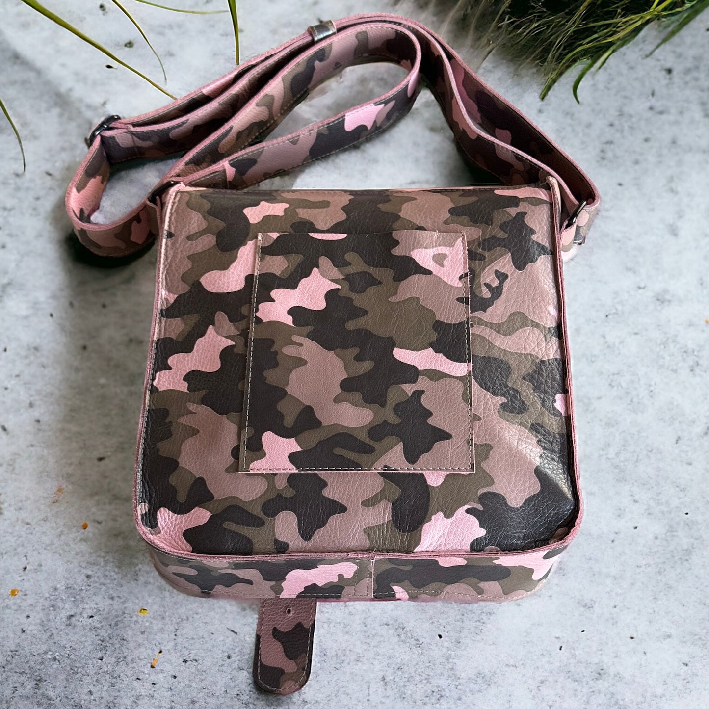 LISA MESSENGER BAG - LEATHER