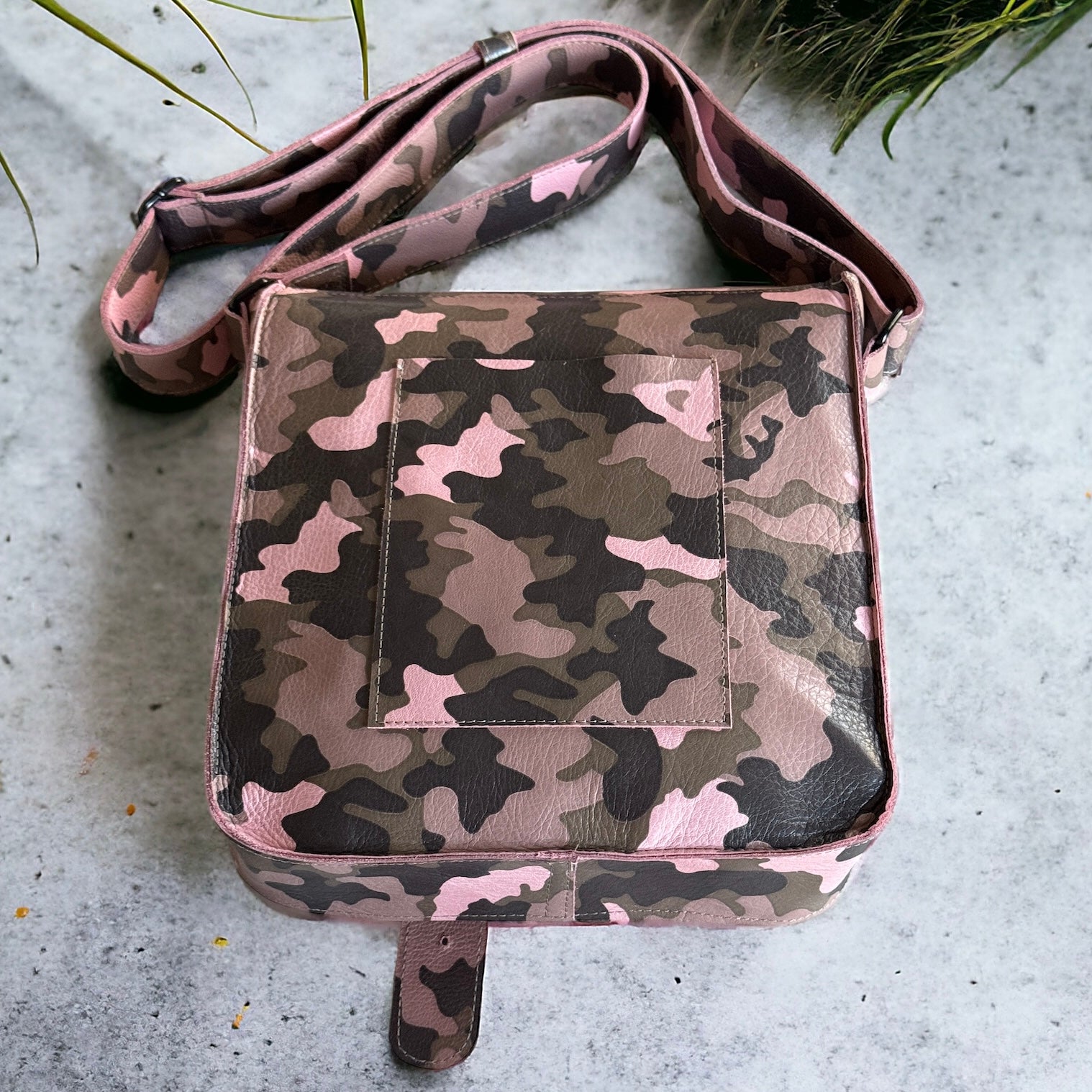 LISA MESSENGER BAG - LEATHER