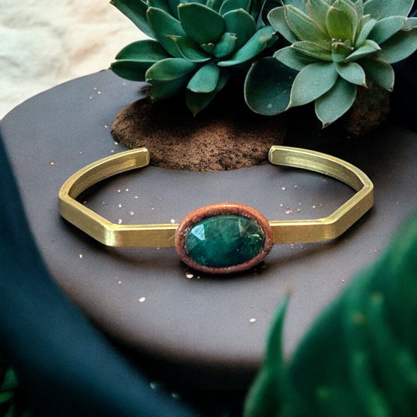 One-of-a-Kind Natural Emerald Oval Faceted Gemstone Raw Brass Cuff Bracelet